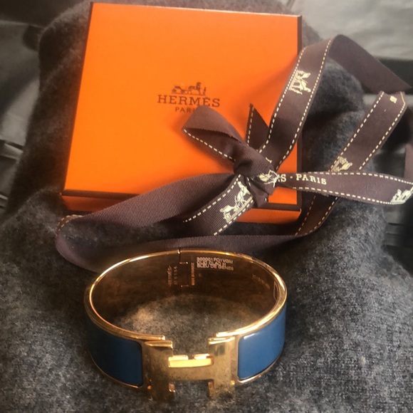 Hermes Jewelry - Hermes ultramarine Click H PM wide model; in original box, pouch & ribbon